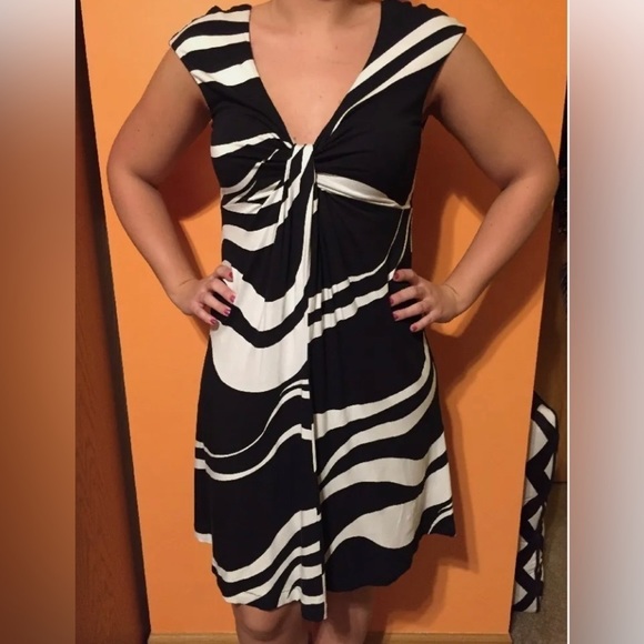 Women's Express Black And White Geometric Striped Flowy V Neck Dress Small - Picture 2 of 8